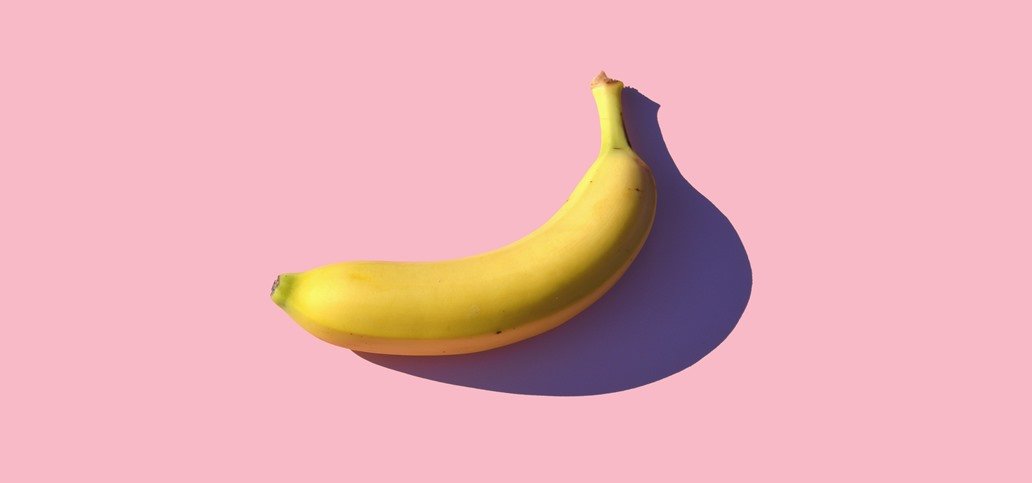 Jedna banana na roze pozadini
